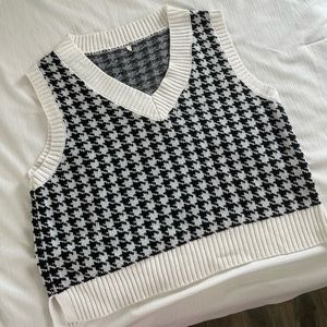 Medium black and white vest